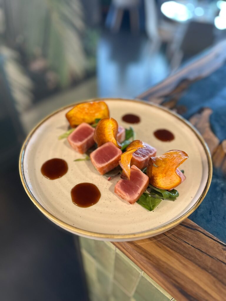 Tonno scottato, salsa teriyaki, misticanza e chips di patata dolce